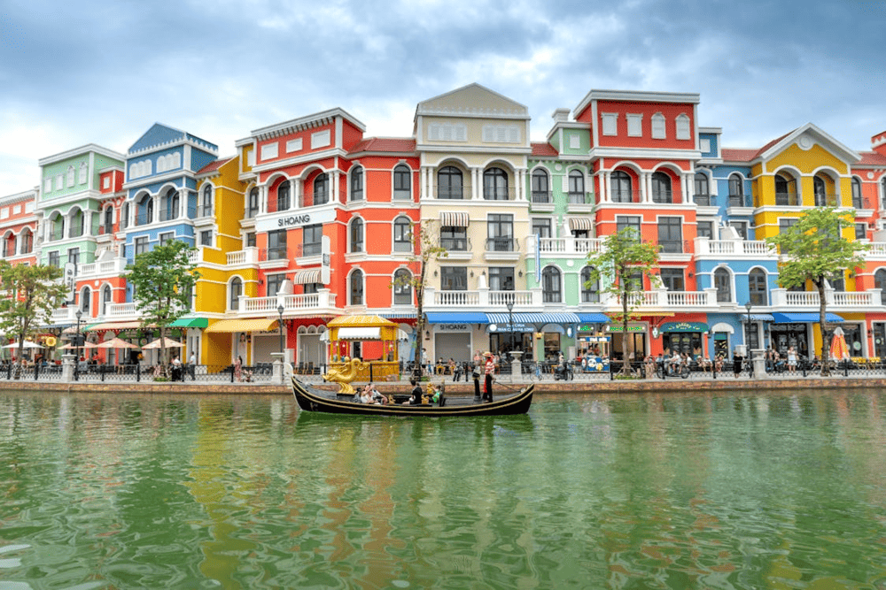 Packing smart and planning indoor alternatives help visitors enjoy their rainy-season stay (Source: Pexels)